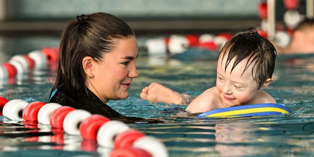 Schwimmtrainerin Deniz Üzer übt mit einem Jungen mit Downsyndrom.