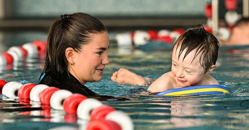 Schwimmtrainerin Deniz Üzer übt mit einem Jungen mit Downsyndrom.