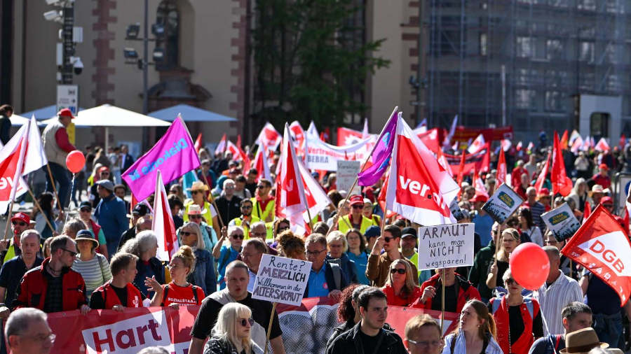 Der Demonstrationszug vor der Katharinenkirche an der Hauptwache. © Renate Hoyer