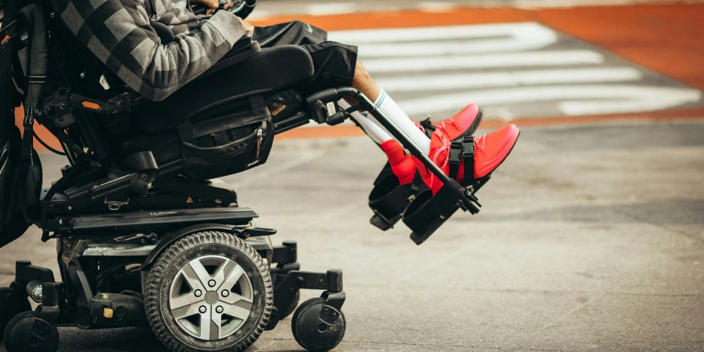 Behinderte Person mit elektrischem Rollstuhl