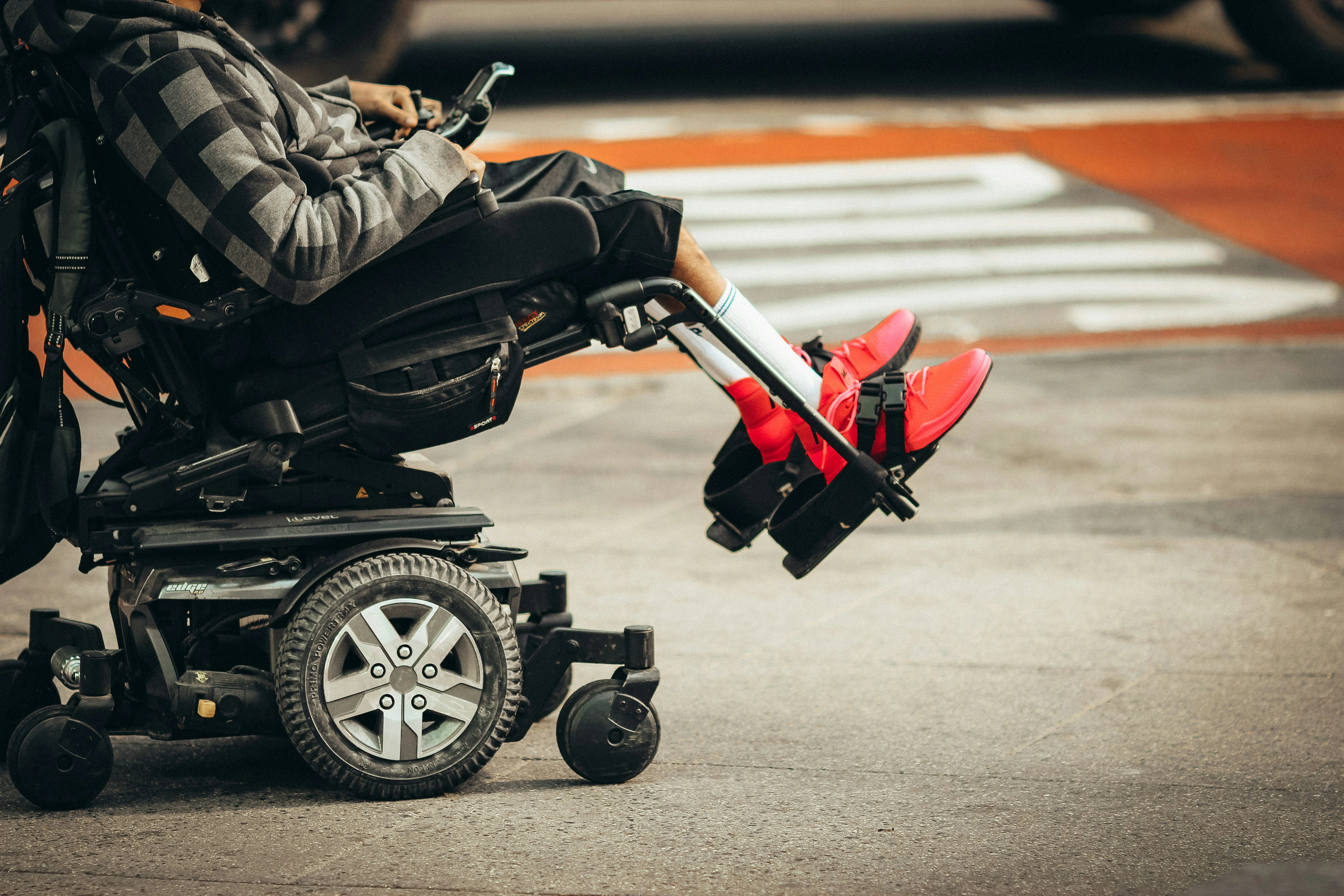 Behinderte Person mit elektrischem Rollstuhl