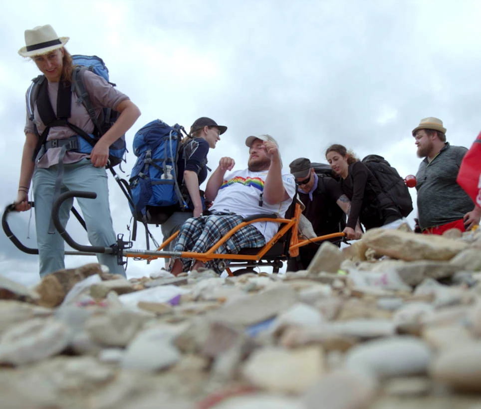 Eine Gruppe von 9 Freunden bewätigt den Jakobsweg inklusive eines Rollstuhlfahrers