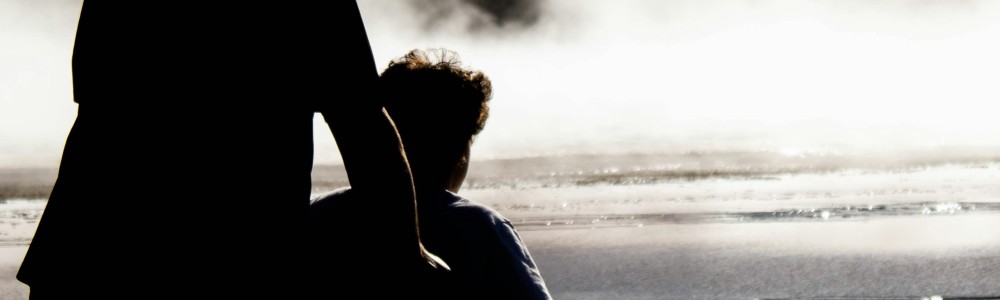 Jemand schiebt eine Person im Rollstuhl